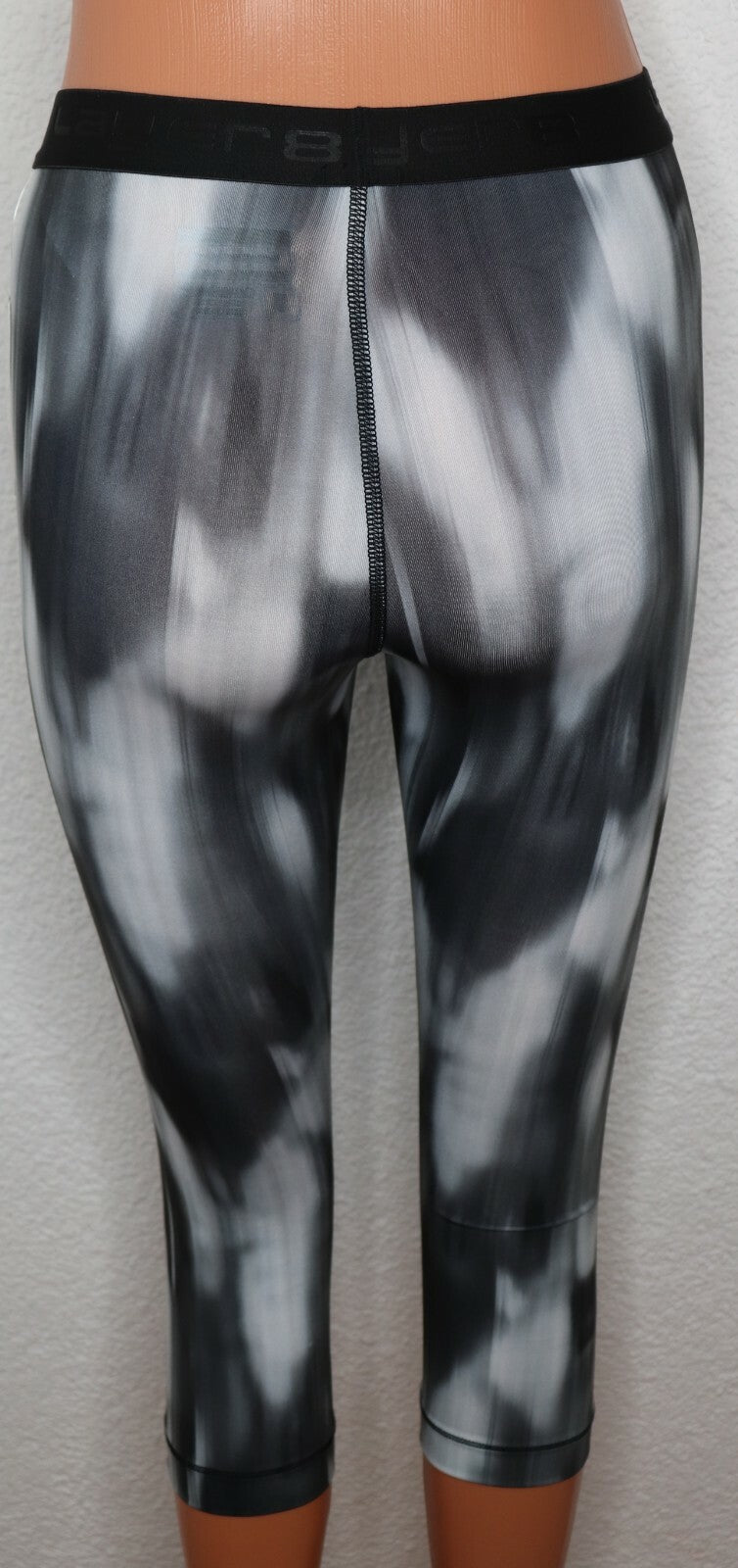 Damen Sport Fitness Leggings 3/4Capri LAYER 8 Größe S, M, L Fitnesshose Jogging